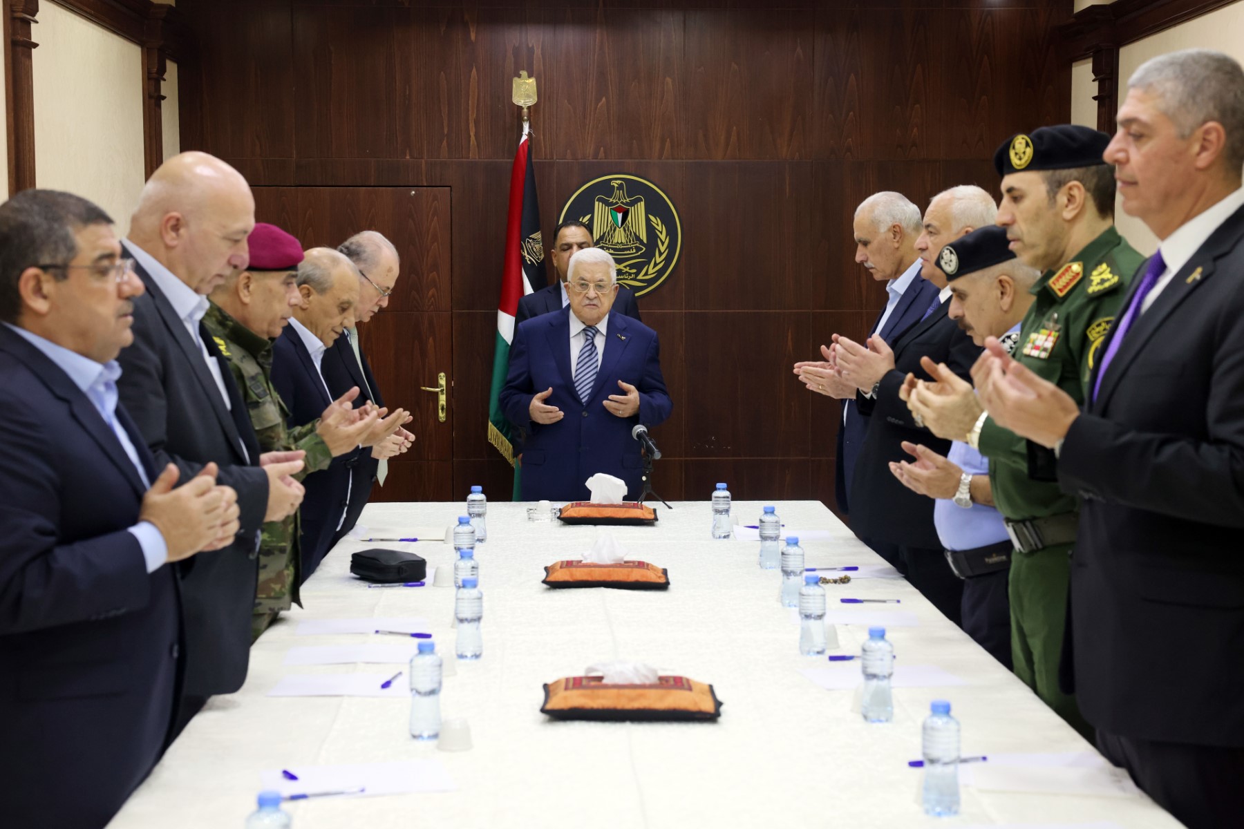 الرئيس خلال ترؤسه اجتماعا لقادة الأجهزة الأمنية (تصوير: ثائر غنايم)